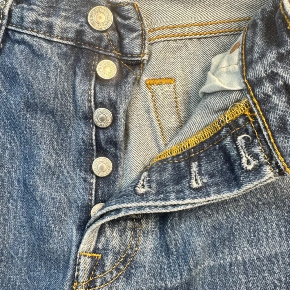 Levi's 501 Original Fit Jeans Men's 32x30 Med Wash Button Fly Straight Leg Denim